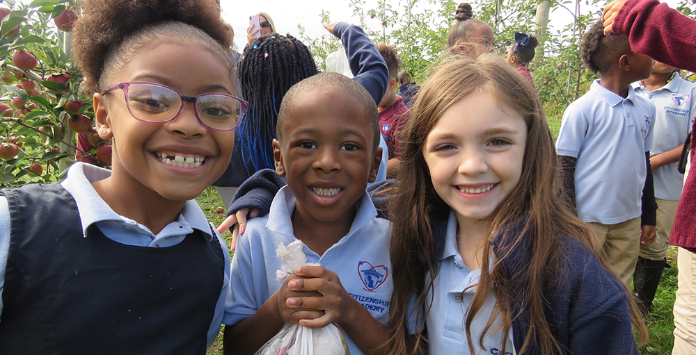 Kindergarten and first grade Atoms enjoyed a field trip to Navarino Orchard on a crsip fall day